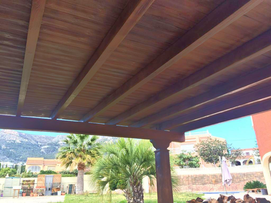 Garaje exterior techado de hormigón imitación madera