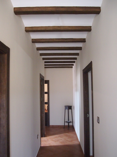 Vigas pretensadas de hormigón, para la restauración de una casa antigua, en el pasillo