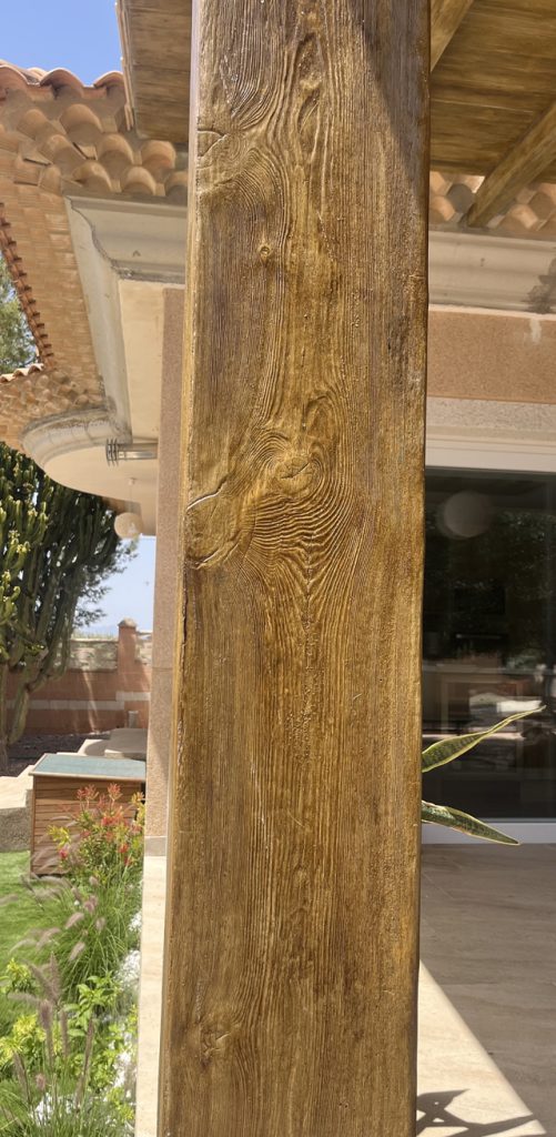 Columna de un porche rústico en Alicante