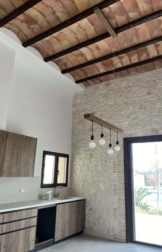 Cocina con forjado de vigas vistas.