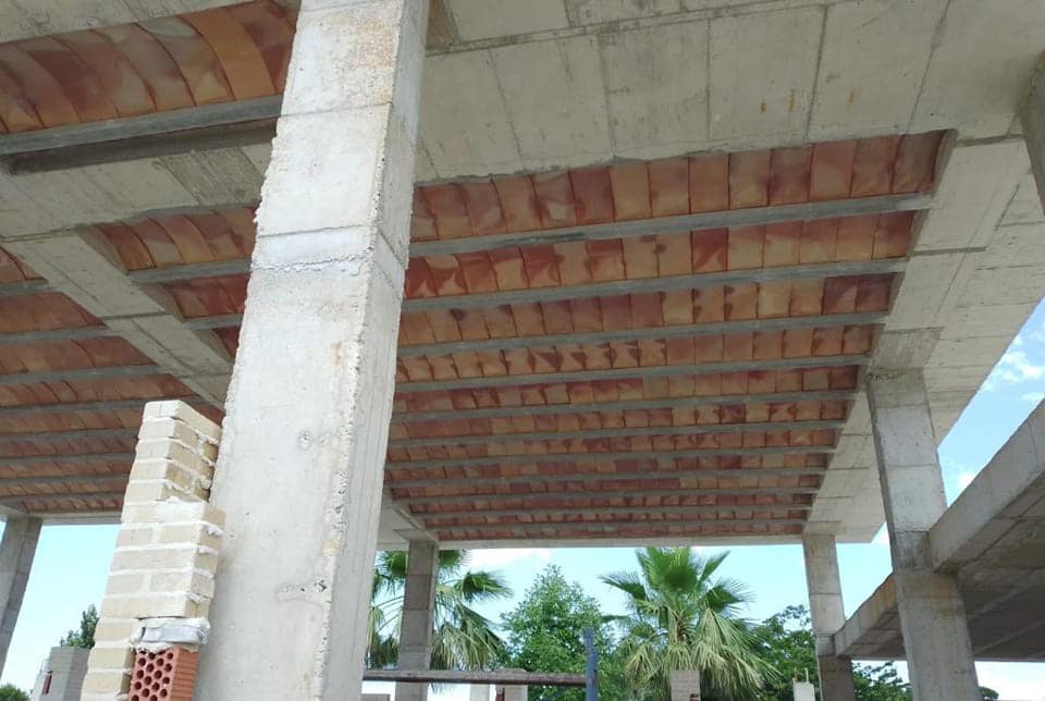 Obra de un forjadado de vigas vistas.