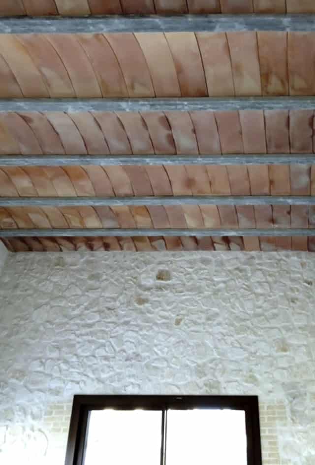Forjado en comedor, con vigas vistas. Momento durante la obra.