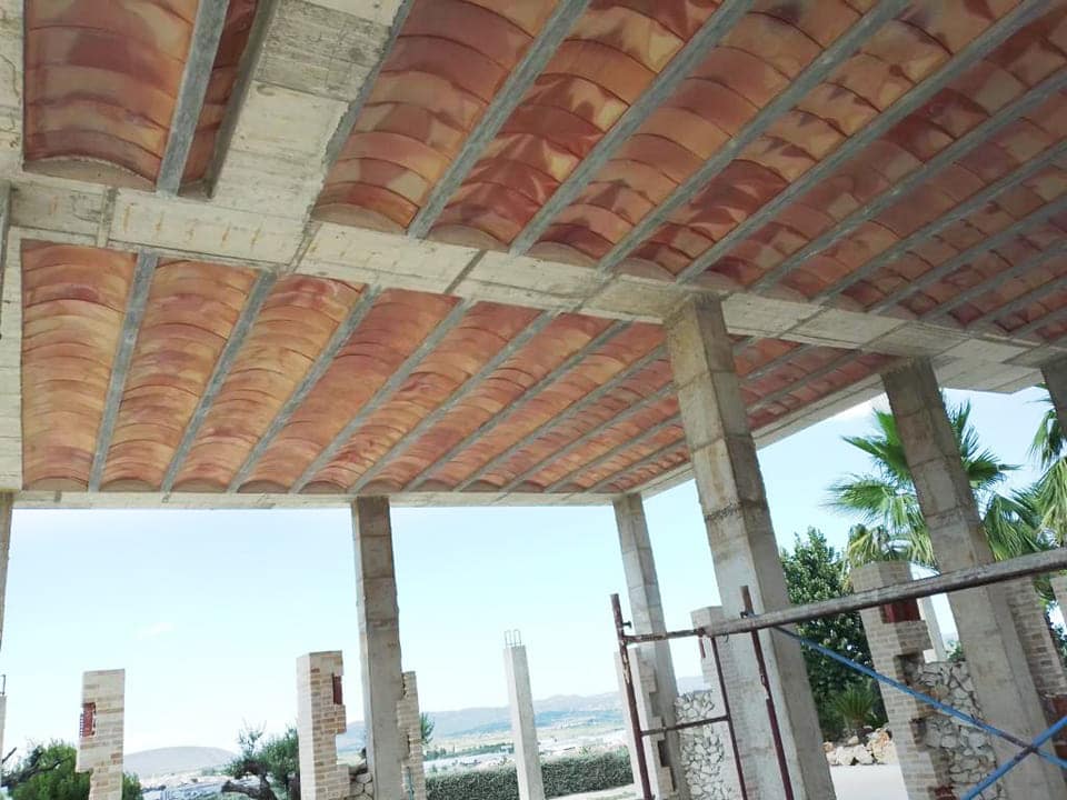 Construcción de un forjado de vigas vistas de hormigón imitación madera.