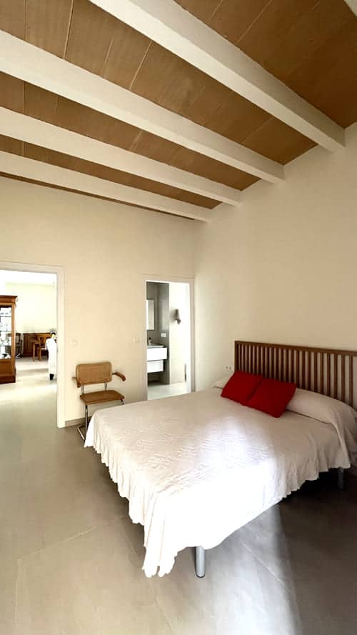 Dormitorio con forjado con vigas vistas Lisas Previcor