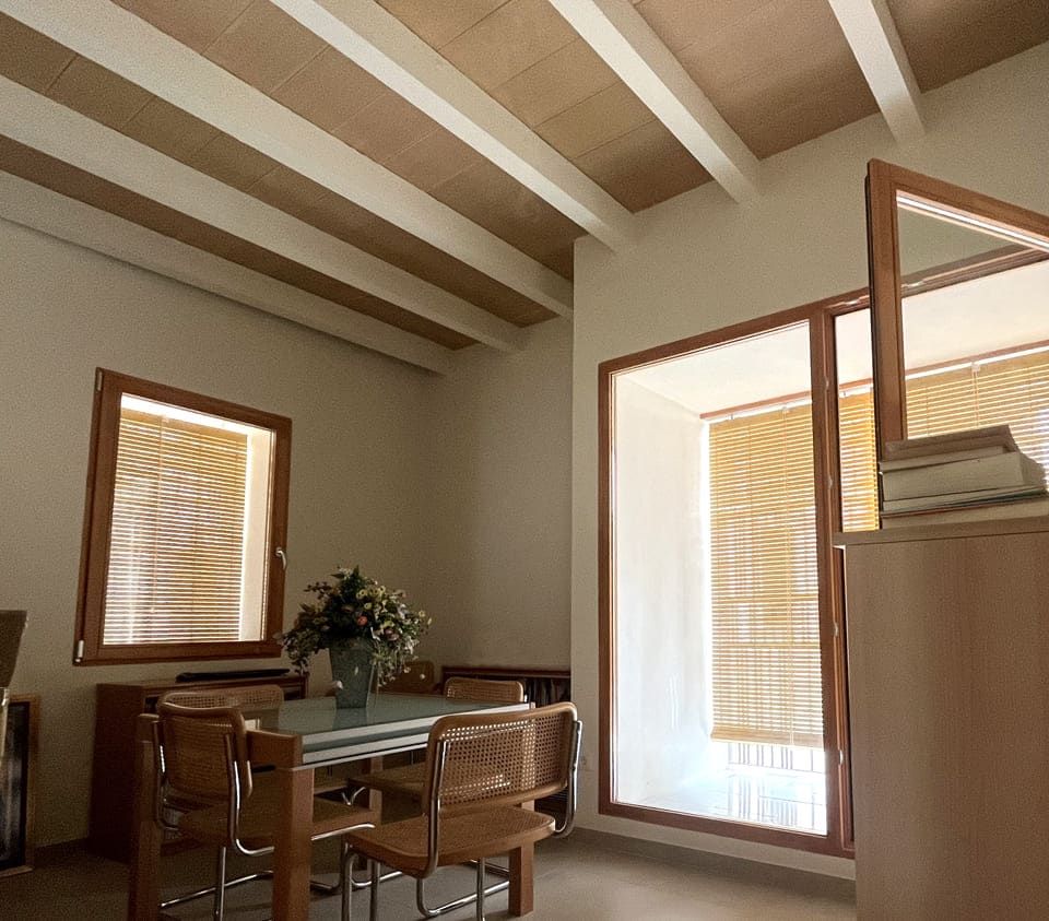 Sala de estar con forjado con vigas Lisas Previcor