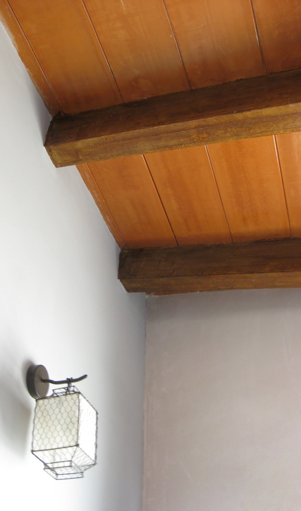 Forjado con vigas imitación madera inclinado con vigas Élite y bardos planos.