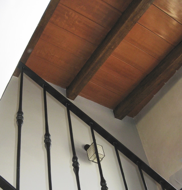 Escalera con forjado con vigas imitación madera.