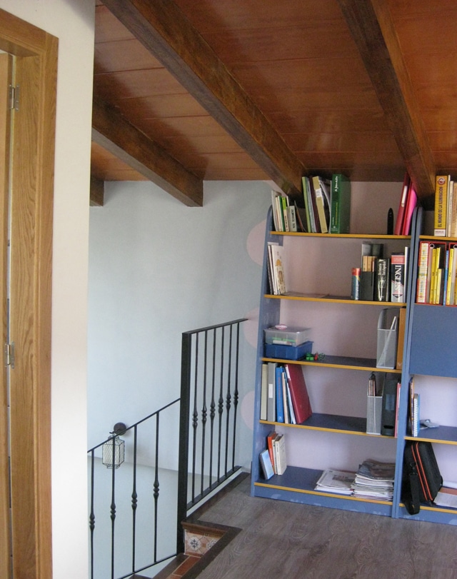 Habitación de vivienda con forjado con vigas imitación madera.