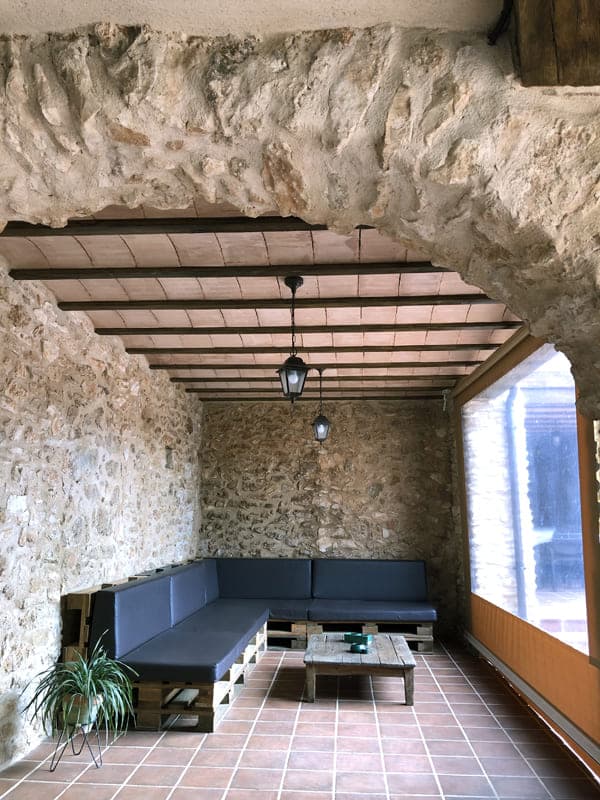 Forjado restaurado para cubrir un salón exterior cubierto de una masía.