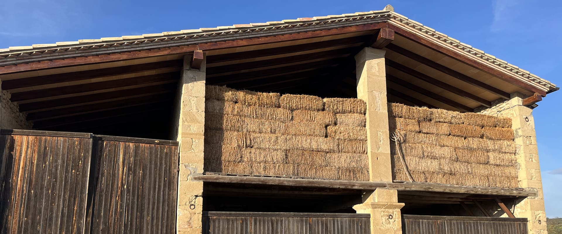 Construcción rústica con vigas imitación madera Previcor.