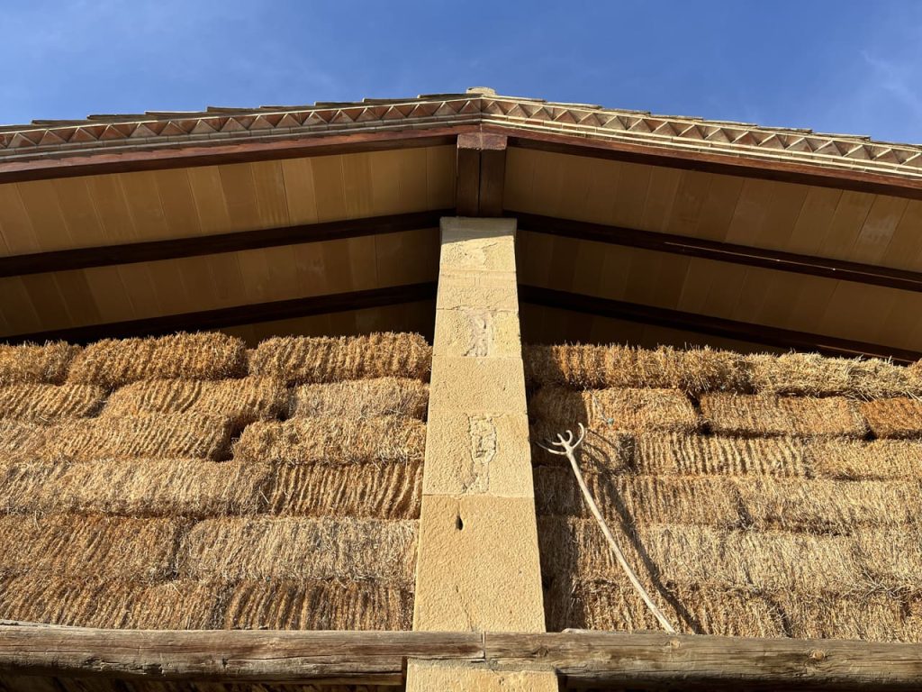 Construcción rústica de un granero con vigas imitación madera.
