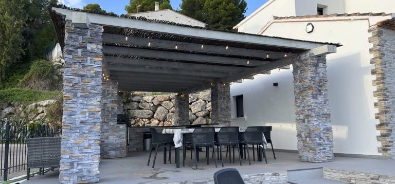 Cenador de obra en la terraza de un chalet en Valencia